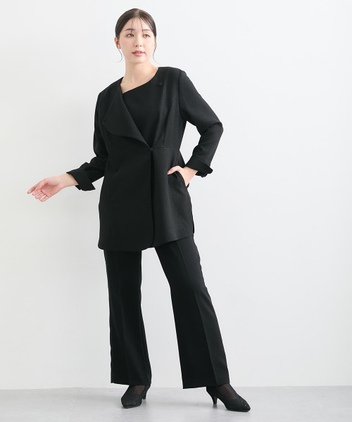Callarus Black Formal（カラルスブラックフォーマル）の「【喪服・礼服】日本製生地使用　洗える防しわ　楊柳柄エンボス加工アシメデザインジャケットパンツスーツ＜大きいサイズ有＞〔Callarus〕（スーツセット・レディース・ブラック・3L/LL/L/M）」の6枚目の写真