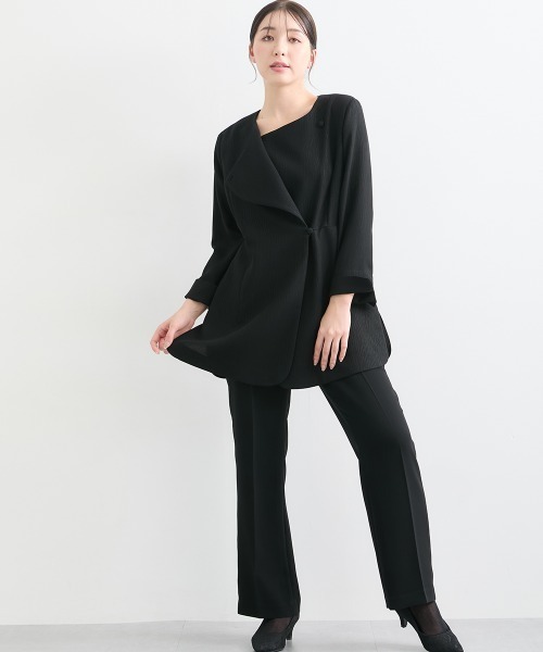 Callarus Black Formal（カラルスブラックフォーマル）の「【喪服・礼服】日本製生地使用　洗える防しわ　楊柳柄エンボス加工アシメデザインジャケットパンツスーツ＜大きいサイズ有＞〔Callarus〕（スーツセット・レディース・ブラック・3L/LL/L/M）」の7枚目の写真