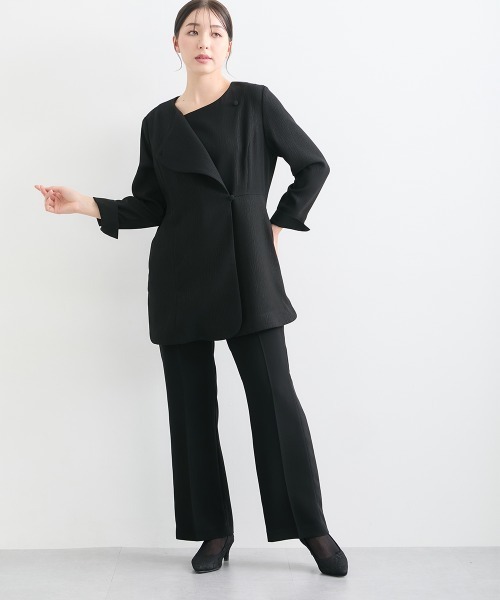 Callarus Black Formal（カラルスブラックフォーマル）の「【喪服・礼服】日本製生地使用　洗える防しわ　楊柳柄エンボス加工アシメデザインジャケットパンツスーツ＜大きいサイズ有＞〔Callarus〕（スーツセット・レディース・ブラック・3L/LL/L/M）」の8枚目の写真