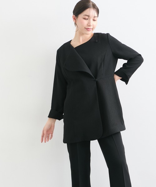 Callarus Black Formal（カラルスブラックフォーマル）の「【喪服・礼服】日本製生地使用　洗える防しわ　楊柳柄エンボス加工アシメデザインジャケットパンツスーツ＜大きいサイズ有＞〔Callarus〕（スーツセット・レディース・ブラック・3L/LL/L/M）」の9枚目の写真