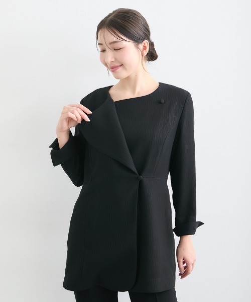 Callarus Black Formal（カラルスブラックフォーマル）の「【喪服・礼服】日本製生地使用　洗える防しわ　楊柳柄エンボス加工アシメデザインジャケットパンツスーツ＜大きいサイズ有＞〔Callarus〕（スーツセット・レディース・ブラック・3L/LL/L/M）」の10枚目の写真