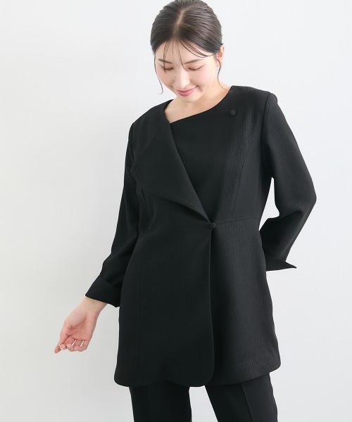 Callarus Black Formal（カラルスブラックフォーマル）の「【喪服・礼服】日本製生地使用　洗える防しわ　楊柳柄エンボス加工アシメデザインジャケットパンツスーツ＜大きいサイズ有＞〔Callarus〕（スーツセット・レディース・ブラック・3L/LL/L/M）」の11枚目の写真
