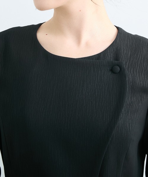 Callarus Black Formal（カラルスブラックフォーマル）の「【喪服・礼服】日本製生地使用　洗える防しわ　楊柳柄エンボス加工アシメデザインジャケットパンツスーツ＜大きいサイズ有＞〔Callarus〕（スーツセット・レディース・ブラック・3L/LL/L/M）」の12枚目の写真