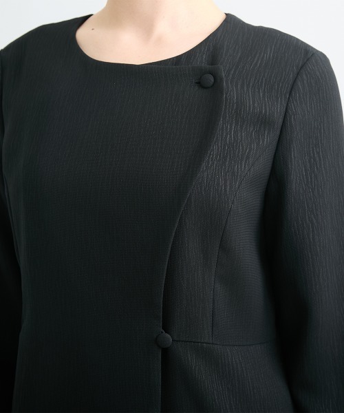 Callarus Black Formal（カラルスブラックフォーマル）の「【喪服・礼服】日本製生地使用　洗える防しわ　楊柳柄エンボス加工アシメデザインジャケットパンツスーツ＜大きいサイズ有＞〔Callarus〕（スーツセット・レディース・ブラック・3L/LL/L/M）」の13枚目の写真