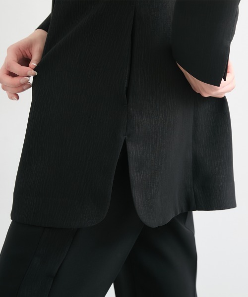 Callarus Black Formal（カラルスブラックフォーマル）の「【喪服・礼服】日本製生地使用　洗える防しわ　楊柳柄エンボス加工アシメデザインジャケットパンツスーツ＜大きいサイズ有＞〔Callarus〕（スーツセット・レディース・ブラック・3L/LL/L/M）」の14枚目の写真
