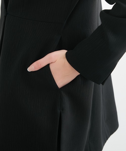 Callarus Black Formal（カラルスブラックフォーマル）の「【喪服・礼服】日本製生地使用　洗える防しわ　楊柳柄エンボス加工アシメデザインジャケットパンツスーツ＜大きいサイズ有＞〔Callarus〕（スーツセット・レディース・ブラック・3L/LL/L/M）」の15枚目の写真