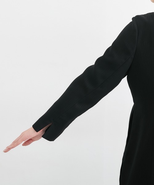 Callarus Black Formal（カラルスブラックフォーマル）の「【喪服・礼服】日本製生地使用　洗える防しわ　楊柳柄エンボス加工アシメデザインジャケットパンツスーツ＜大きいサイズ有＞〔Callarus〕（スーツセット・レディース・ブラック・3L/LL/L/M）」の16枚目の写真