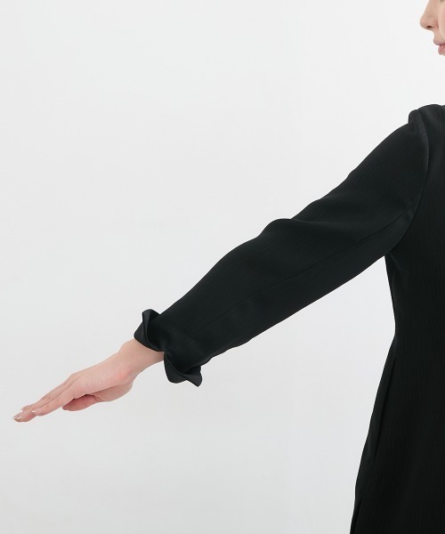 Callarus Black Formal（カラルスブラックフォーマル）の「【喪服・礼服】日本製生地使用　洗える防しわ　楊柳柄エンボス加工アシメデザインジャケットパンツスーツ＜大きいサイズ有＞〔Callarus〕（スーツセット・レディース・ブラック・3L/LL/L/M）」の17枚目の写真