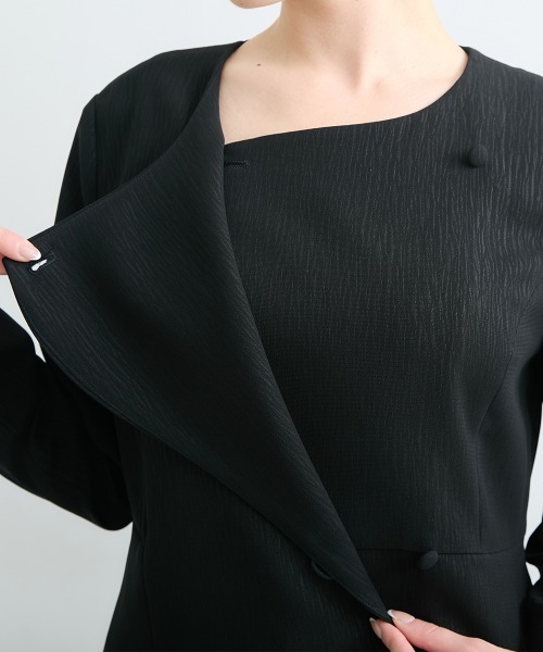 Callarus Black Formal（カラルスブラックフォーマル）の「【喪服・礼服】日本製生地使用　洗える防しわ　楊柳柄エンボス加工アシメデザインジャケットパンツスーツ＜大きいサイズ有＞〔Callarus〕（スーツセット・レディース・ブラック・3L/LL/L/M）」の18枚目の写真