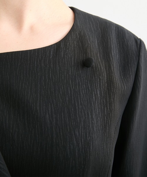 Callarus Black Formal（カラルスブラックフォーマル）の「【喪服・礼服】日本製生地使用　洗える防しわ　楊柳柄エンボス加工アシメデザインジャケットパンツスーツ＜大きいサイズ有＞〔Callarus〕（スーツセット・レディース・ブラック・3L/LL/L/M）」の20枚目の写真