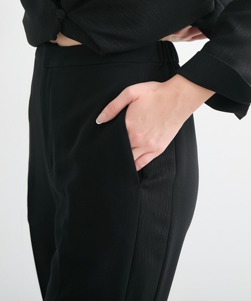 Callarus Black Formal（カラルスブラックフォーマル）の「【喪服・礼服】日本製生地使用　洗える防しわ　楊柳柄エンボス加工アシメデザインジャケットパンツスーツ＜大きいサイズ有＞〔Callarus〕（スーツセット・レディース・ブラック・3L/LL/L/M）」の22枚目の写真