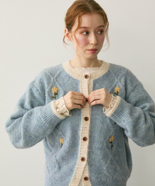 Crisp（クリスプ）の「バイカラーフラワーニットカーディガン（カーディガン/ボレロ・レディース・アイボリー/ブルー・FREE）」の2枚目の写真