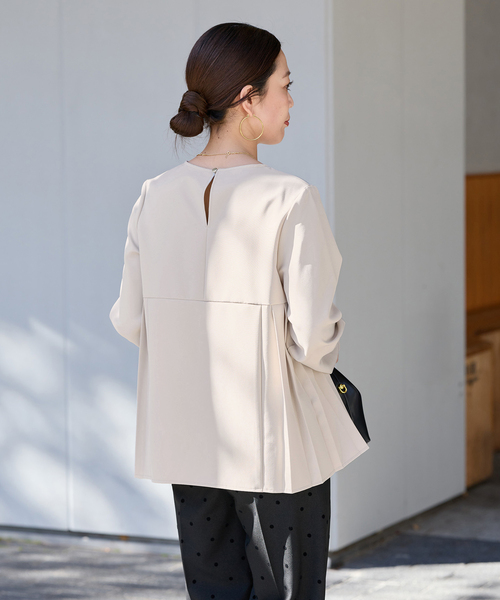 B.C STOCK（ベーセーストック）の「手洗い可 / 切り替えプリーツブラウス（シャツ/ブラウス・レディース・ネイビー/ベージュ・SMALL/MEDIUM）」の9枚目の写真