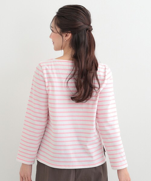 SHOO・LA・RUE(シューラルー)の「【S-LL/洗濯機可】着こなしいろいろ 首元すっきりボートネック ボーダーロンT(Tシャツ/カットソー・レディース・ライトグレー系2/ピンク系その他/ネイビー系2/グリーン系その他4・04/03/02/01)」の5枚目の写真