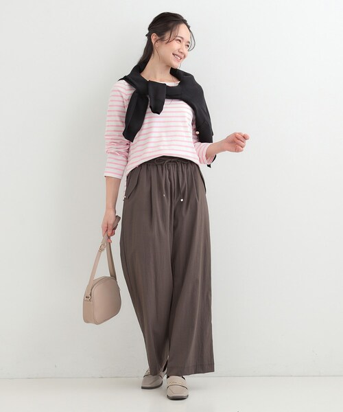 SHOO・LA・RUE(シューラルー)の「【S-LL/洗濯機可】着こなしいろいろ 首元すっきりボートネック ボーダーロンT(Tシャツ/カットソー・レディース・ライトグレー系2/ピンク系その他/ネイビー系2/グリーン系その他4・04/03/02/01)」の6枚目の写真