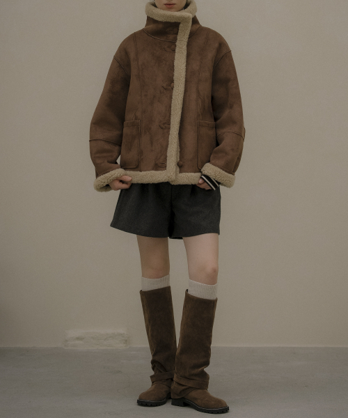 KNOWNBETTER（ノウンベター）の「Reversible tab-button shearling jacket [KNFW05JP03]_[2color]（その他アウター・レディース・ブラック/ダークブラウン・FREE）」の4枚目の写真