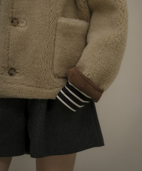 KNOWNBETTER（ノウンベター）の「Reversible tab-button shearling jacket [KNFW05JP03]_[2color]（その他アウター・レディース・ブラック/ダークブラウン・FREE）」の8枚目の写真