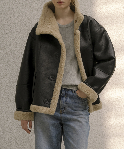 KNOWNBETTER（ノウンベター）の「Reversible tab-button shearling jacket [KNFW05JP03]_[2color]（その他アウター・レディース・ブラック/ダークブラウン・FREE）」の11枚目の写真
