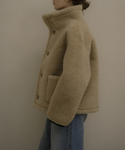 KNOWNBETTER（ノウンベター）の「Reversible tab-button shearling jacket [KNFW05JP03]_[2color]（その他アウター・レディース・ブラック/ダークブラウン・FREE）」の14枚目の写真