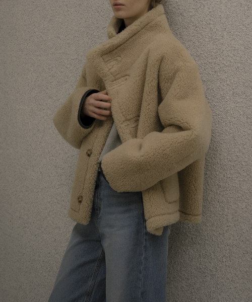 KNOWNBETTER（ノウンベター）の「Reversible tab-button shearling jacket [KNFW05JP03]_[2color]（その他アウター・レディース・ブラック/ダークブラウン・FREE）」の15枚目の写真