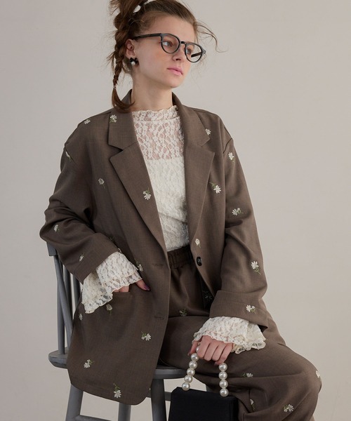 BONLECILL noir(ボンルシールノワール)の「【BONLECILL noir】<セットアップ対応>小花柄刺繍テーラードジャケット(テーラードジャケット・レディース・ブラック/グレイッシュベージュ・FREE)」の2枚目の写真
