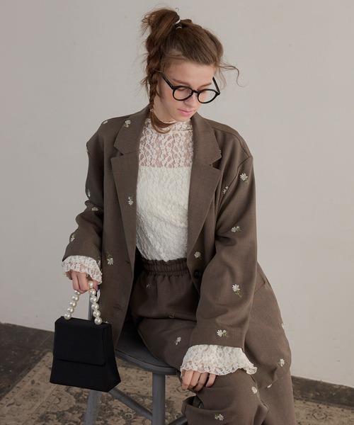 BONLECILL noir(ボンルシールノワール)の「【BONLECILL noir】<セットアップ対応>小花柄刺繍テーラードジャケット(テーラードジャケット・レディース・ブラック/グレイッシュベージュ・FREE)」の15枚目の写真