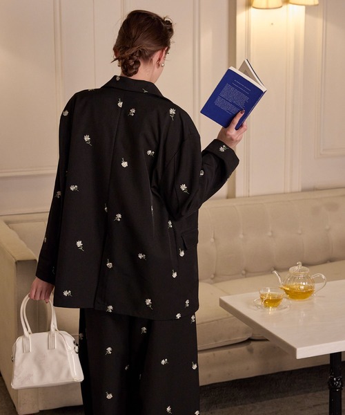 BONLECILL noir(ボンルシールノワール)の「【BONLECILL noir】<セットアップ対応>小花柄刺繍テーラードジャケット(テーラードジャケット・レディース・ブラック/グレイッシュベージュ・FREE)」の7枚目の写真