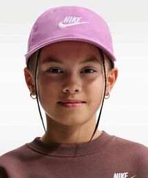 NIKE（ナイキ）の「ナイキ クラブ キッズ アンストラクチャード フューチュラ ウォッシュ キャップ / Nike Club Kids' Unstructured Futura Wash Cap FB5063-503 Light Magenta（キャップ）」
