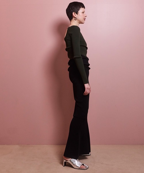 OMMO（オーエムエムオー）の「ASYMME TUCK SHORT KT TOP（ニット/セーター・レディース・パープル/ブラック/カーキ・F）」の9枚目の写真