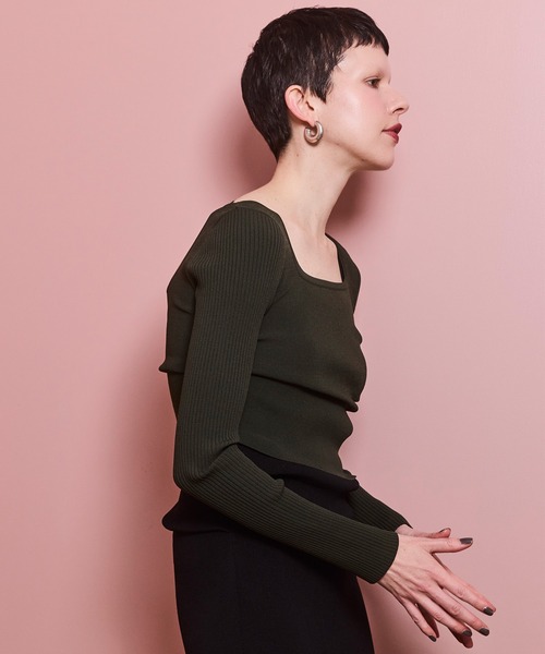 OMMO（オーエムエムオー）の「ASYMME TUCK SHORT KT TOP（ニット/セーター・レディース・パープル/ブラック/カーキ・F）」の4枚目の写真