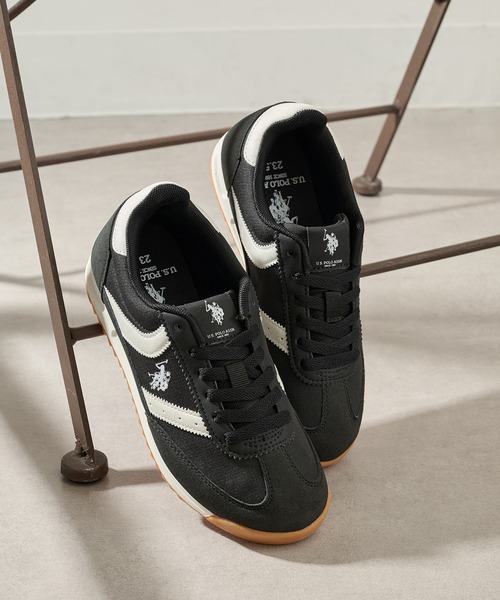 U.S. POLO ASSN.(ユーエスポロアッスン)の「【U.S. POLO ASSN.】ワンポイントレトロスニーカー(スニーカー・レディース・サックスブルー/ブラック/ホワイト・22.5cm/24cm/23.5cm/23cm/24.5cm)」の2枚目の写真