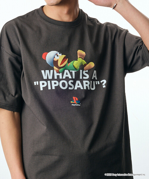 FREAK'S STORE(フリークスストア)の「限定展開 ビッグシルエット クルーネック プリントTシャツ/PlayStation サルゲッチュ/WHAT IS A PIPOSARU(Tシャツ/カットソー・メンズ・杢グレー/ホワイト/スミクロ・SMALL/MEDIUM/LARGE)」の3枚目の写真