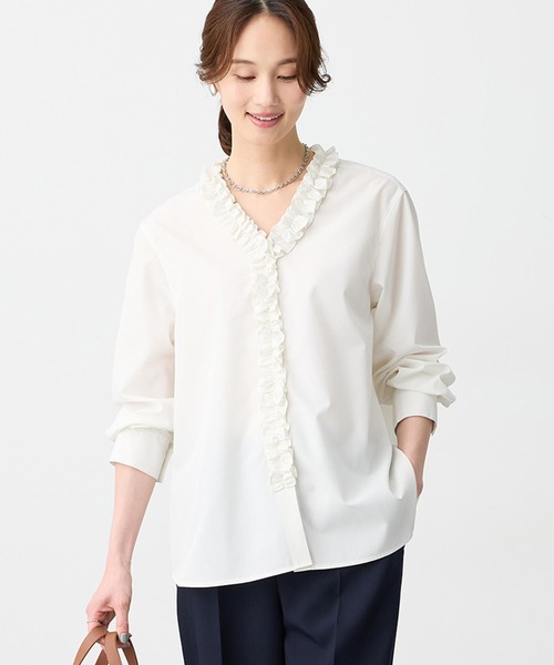 A/C DESIGN BY ALPHA CUBIC（エーシーデザインバイアルファキュービック）の「Vネックフリルブラウス（シャツ/ブラウス・レディース・オフホワイト/ブルー・9号/11号/13号）」の2枚目の写真