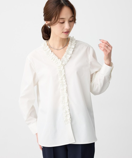 A/C DESIGN BY ALPHA CUBIC（エーシーデザインバイアルファキュービック）の「Vネックフリルブラウス（シャツ/ブラウス・レディース・オフホワイト/ブルー・9号/11号/13号）」の4枚目の写真