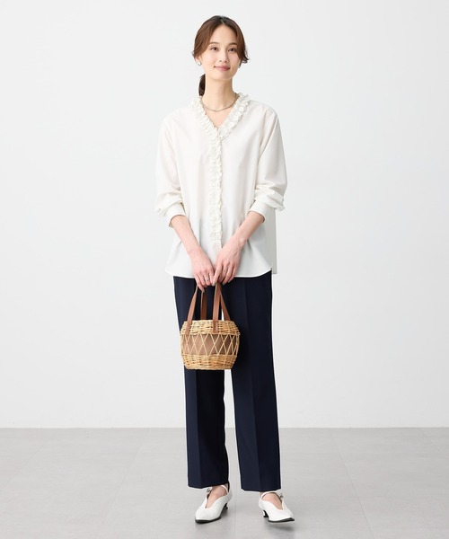 A/C DESIGN BY ALPHA CUBIC（エーシーデザインバイアルファキュービック）の「Vネックフリルブラウス（シャツ/ブラウス・レディース・オフホワイト/ブルー・9号/11号/13号）」の5枚目の写真