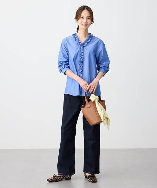 A/C DESIGN BY ALPHA CUBIC（エーシーデザインバイアルファキュービック）の「Vネックフリルブラウス（シャツ/ブラウス・レディース・オフホワイト/ブルー・9号/11号/13号）」の8枚目の写真