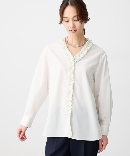 A/C DESIGN BY ALPHA CUBIC（エーシーデザインバイアルファキュービック）の「Vネックフリルブラウス（シャツ/ブラウス・レディース・オフホワイト/ブルー・9号/11号/13号）」の3枚目の写真