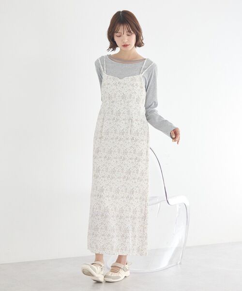 earth music&ecology（アースミュージックアンドエコロジー）の「フラワーバッククロスキャミワンピース（ワンピース・レディース・アイボリー/ブラック・FREE）」の2枚目の写真