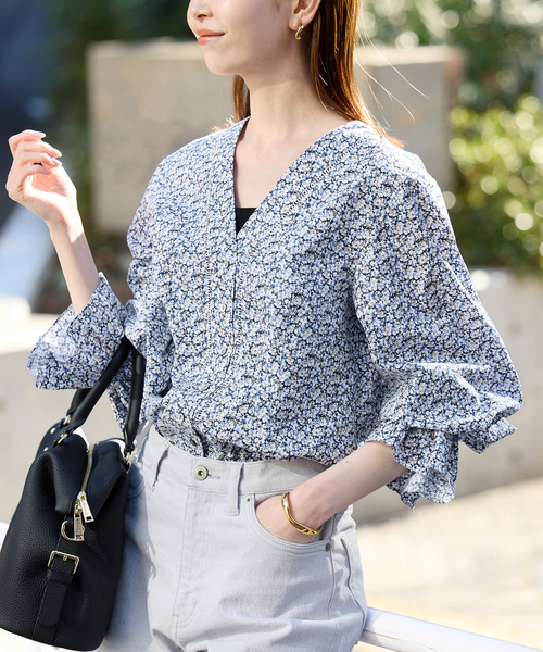 SLOBE IENA（スローブイエナ）の「Vネックフレアスリーブブラウス（シャツ/ブラウス・レディース・ネイビー/ブルー系その他・FREE）」の2枚目の写真