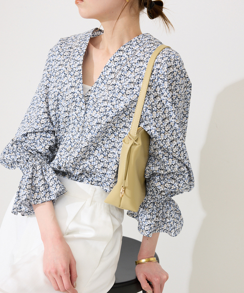 SLOBE IENA（スローブイエナ）の「Vネックフレアスリーブブラウス（シャツ/ブラウス・レディース・ネイビー/ブルー系その他・FREE）」の21枚目の写真