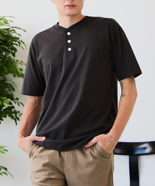 LB/S (エルビーエス)の「【ZERO STAIN/ゼロステイン】汗染みの目立ちにくいTシャツ ZEROSTAIN ヘンリーネックTシャツ 防汚 UVカット 綿タッチ・厚手(Tシャツ/カットソー・メンズ・オフホワイト/ブラック/ホワイト/スミクロ・LARGE/X-LARGE/MEDIUM)」の4枚目の写真