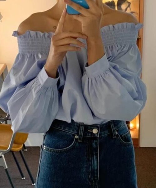 mielu(ミエル)の「オフショルダーギャザーブラウス(シャツ/ブラウス・レディース・ホワイト/ブルー・MEDIUM/LARGE)」の4枚目の写真