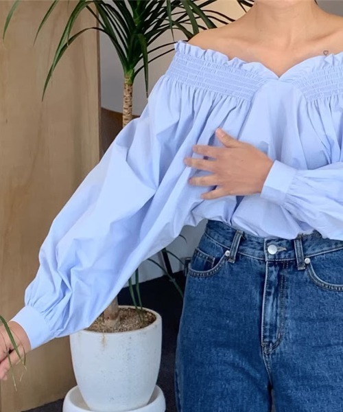 mielu(ミエル)の「オフショルダーギャザーブラウス(シャツ/ブラウス・レディース・ホワイト/ブルー・MEDIUM/LARGE)」の5枚目の写真