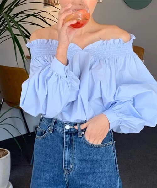 mielu(ミエル)の「オフショルダーギャザーブラウス(シャツ/ブラウス・レディース・ホワイト/ブルー・MEDIUM/LARGE)」の7枚目の写真