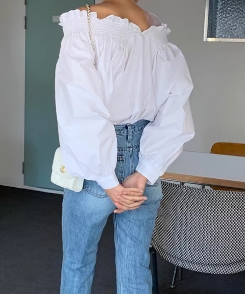 mielu(ミエル)の「オフショルダーギャザーブラウス(シャツ/ブラウス・レディース・ホワイト/ブルー・MEDIUM/LARGE)」の15枚目の写真