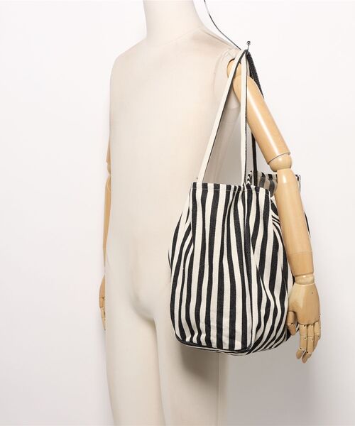 an meets zakka(アンミツザッカ)の「an meets zakka ストライプ柄ヘリンボーン織りコットンキャンバスビッグトートバッグ(トートバッグ・レディース・グリーン/ブラック/ベージュ/レッド/ブルー・ONESIZE)」の9枚目の写真