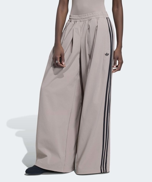 adidas(アディダス)の「ADILENIUM 5.0 OG ADILENIUM プリーツ トラックパンツ / アディダスオリジナルス adidas Originals(スウェットパンツ・レディース・ブラック/ブラウン・X-SMALL/X-LARGE/SMALL/MEDIUM/LARGE/XX-LARGE)」の2枚目の写真