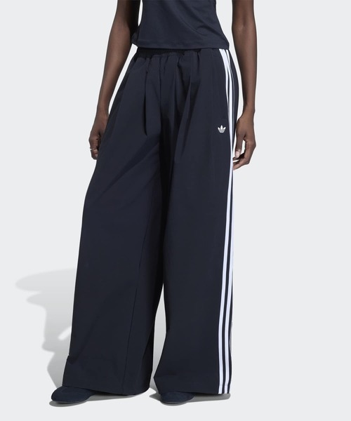 adidas(アディダス)の「ADILENIUM 5.0 OG ADILENIUM プリーツ トラックパンツ / アディダスオリジナルス adidas Originals(スウェットパンツ・レディース・ブラック/ブラウン・X-SMALL/X-LARGE/SMALL/MEDIUM/LARGE/XX-LARGE)」の1枚目の写真