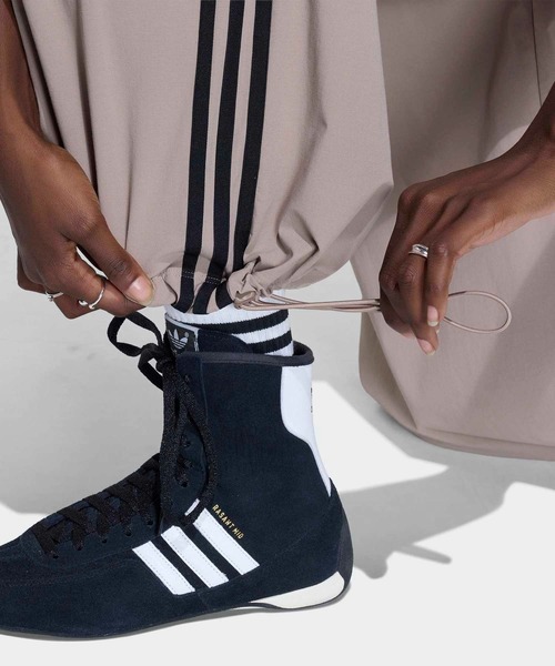 adidas(アディダス)の「ADILENIUM 5.0 OG ADILENIUM プリーツ トラックパンツ / アディダスオリジナルス adidas Originals(スウェットパンツ・レディース・ブラック/ブラウン・X-SMALL/X-LARGE/SMALL/MEDIUM/LARGE/XX-LARGE)」の9枚目の写真