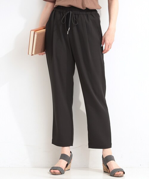 SHOO・LA・RUE（シューラルー）の「【ひんやり/UV/SS-3L/セットアップ可】さらさらぷるん イージーテーパードパンツ（その他パンツ・レディース・ブラック/ベージュ/ブルー/チャコールグレー/ライトイエロー系/モスグリーン/イエロー・10/05/04/03/02/01）」の2枚目の写真